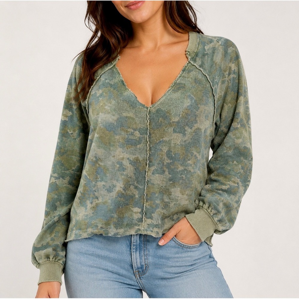 Pilcro Anthropologie Sweatshirt Top Camo V-Neck Green Raw Edge Small‎